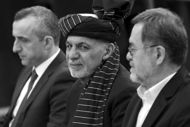 Le président afghan Ashraf Ghani, entouré des candidats Amrullah Saleh (G) et Sarwar Danish (D).