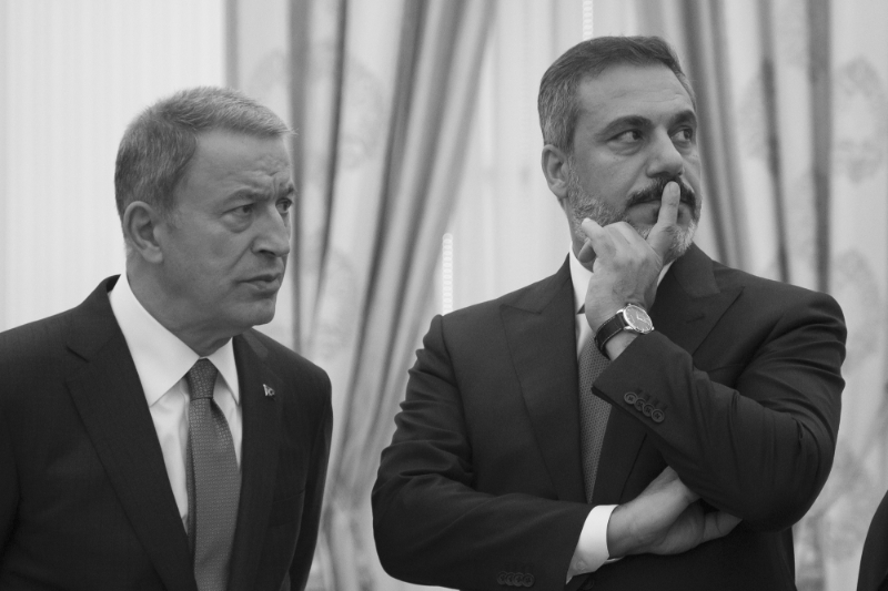 Le chef du MIT Hakan Fidan (D) et le ministre de la défense turc Hulusi Akar (G).