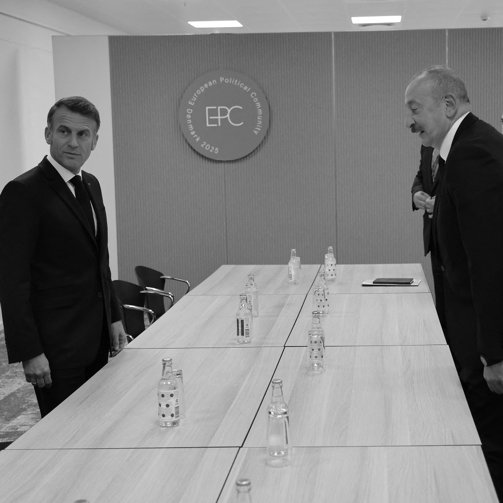 Le président français Emmanuel Macron et son homologue azerbaïdjanais Ilham Aliyev à Copenhague, le 2 octobre 2025.