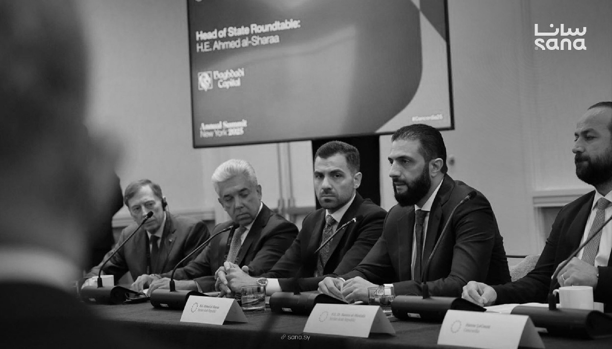 Le président syrien Ahmed al-Chaara lors d'une rencontre avec des investisseurs à New York organisée par Concordia, le 22 septembre 2025. L'investisseur Baihas Baghdadi occupe le deuxième siège à sa droite.