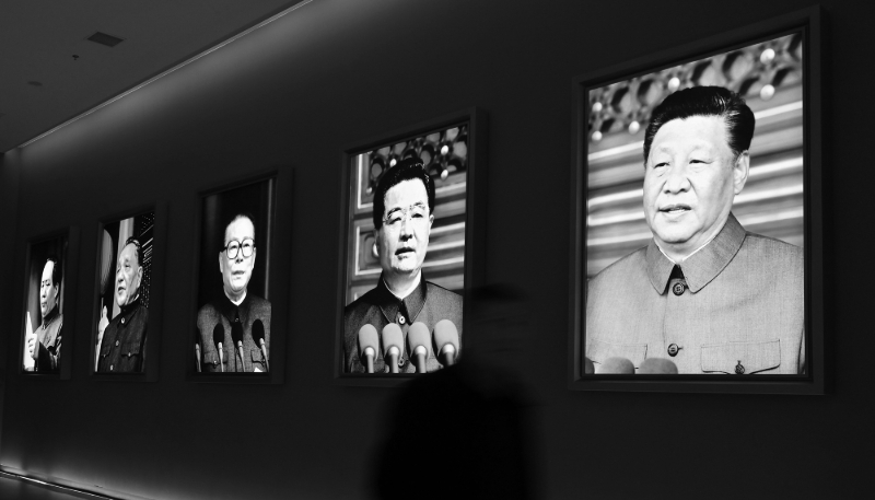 Portraits des présidents Mao Zedong, Deng Xiaoping, Jiang Zemin, Hu Jintao et Xi Jinping au Musée de la Révolution chinoise.