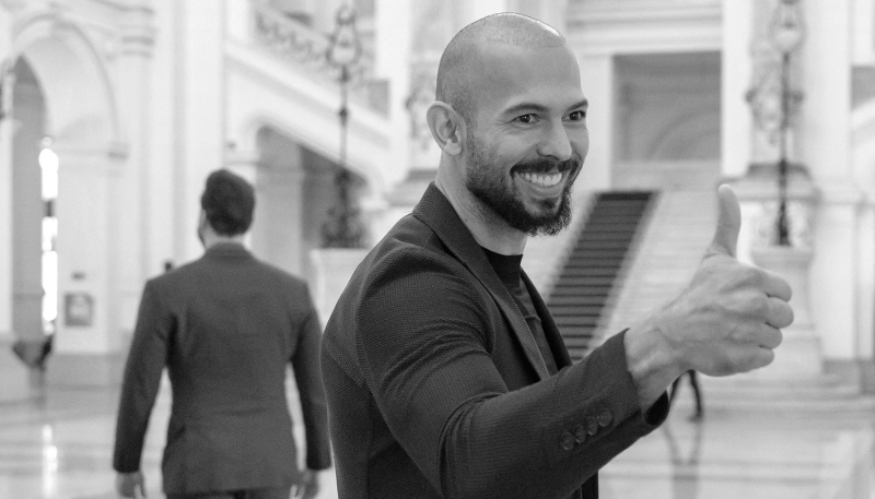 L'influenceur masculiniste Andrew Tate dans le hall de la cour d'appel de Bucarest, le 15 octobre 2024 en Roumanie.