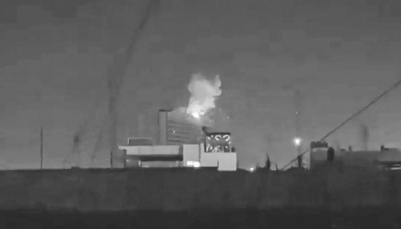 Capture d'écran d'images publiées sur les réseaux sociaux le 16 mars 2026, montrant un incendie sur le toit du Royal Tulip Al Rasheed Hotel, à Bagdad.