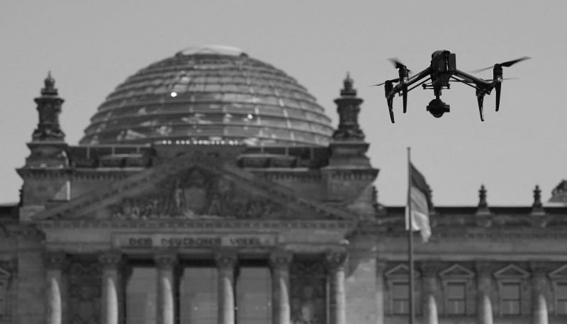 Un drone vole à proximité du Reichstag pendant une manifestation, à Berlin, le 24 avril 2020.