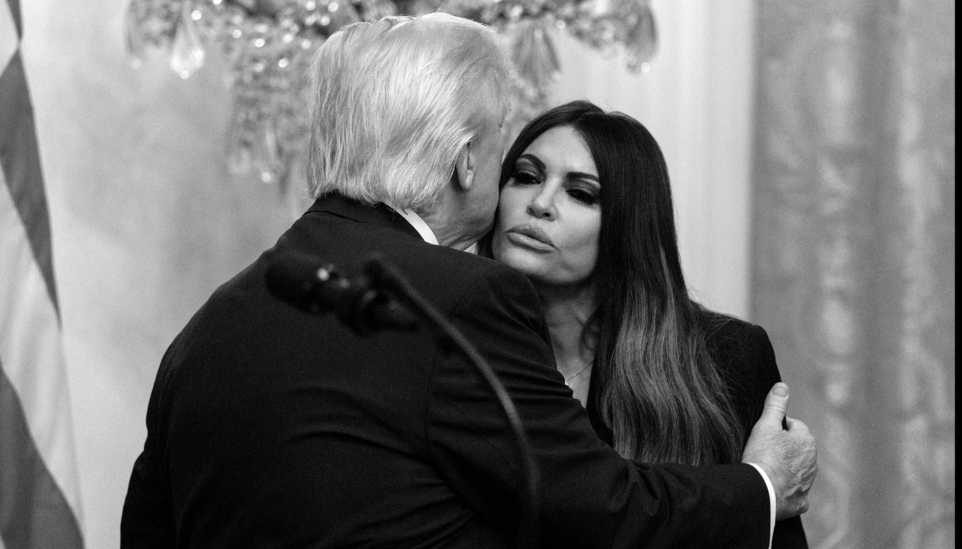 Le président américain Donald Trump salue l'ambassadrice des États-Unis en Grèce, Kimberly Guilfoyle, lors d'une cérémonie marquant la fête de l'indépendance grecque, à Washington, le 26 mars 2026.
