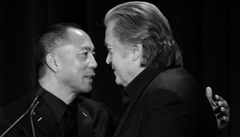 L'homme d'affaires chinois Guo Wengui (à gauche) et Steve Bannon en 2018 à New York.