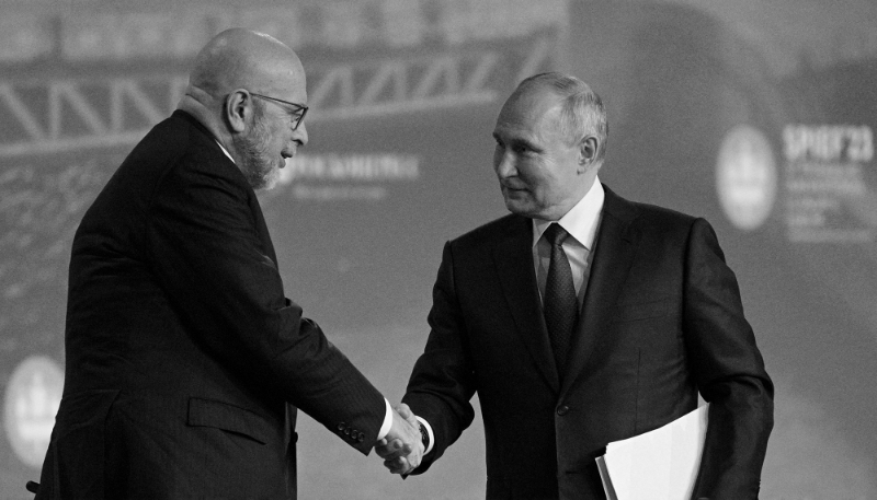 L'ex-directeur général du Center for the National Interest (CNI), Dimitri Simes, avec le président russe Vladimir Poutine lors du Forum économique international de Saint-Pétersbourg, le 16 juin 2023.