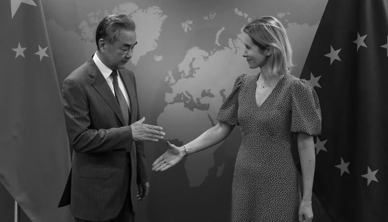La haute représentante de l'Union européenne pour les affaires étrangères, Kaja Kallas, et le ministre chinois des affaires étrangères, Wang Yi, à Bruxelles, le 2 juillet 2025. 