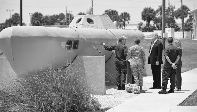 Donald Trump lors d'une visite à la Joint Interagency Task Force South, à la base aéronavale de Key West, en Floride, le 19 avril 2018.