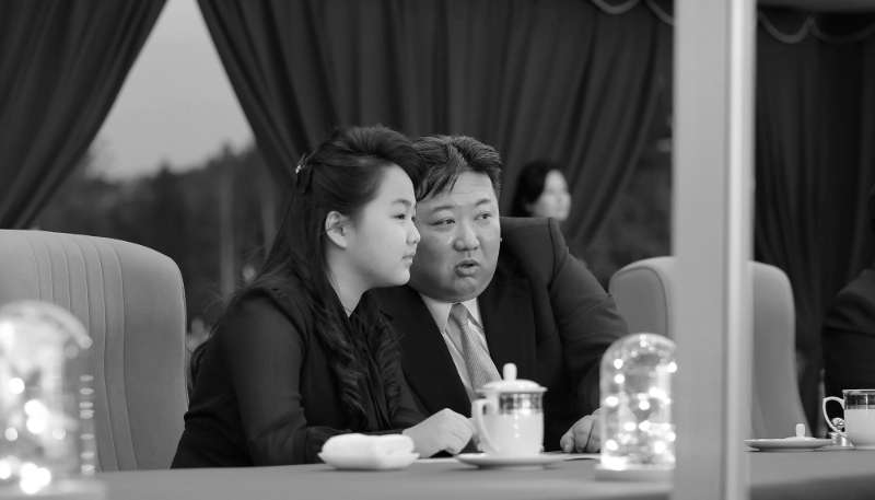 Le chef de l'État nord-coréen Kim Jong-un et sa fille cadette, Kim Ju-ae, le 15 mai 2024 à Pyongyang.