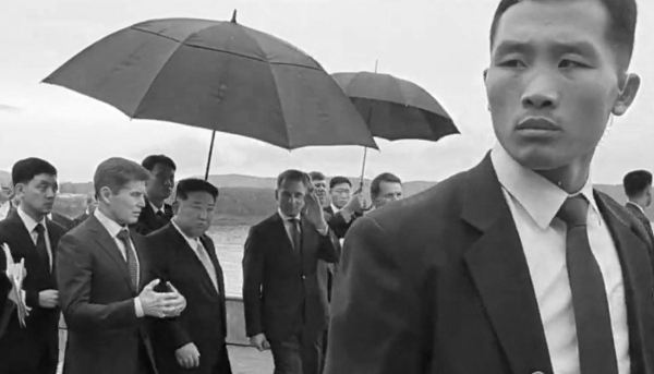 Le leader nord-coréen Kim Jong-un accompagné du ministre russe des ressources naturelles Alexander Kozlov, le 17 septembre 2023, à Vladivostok.