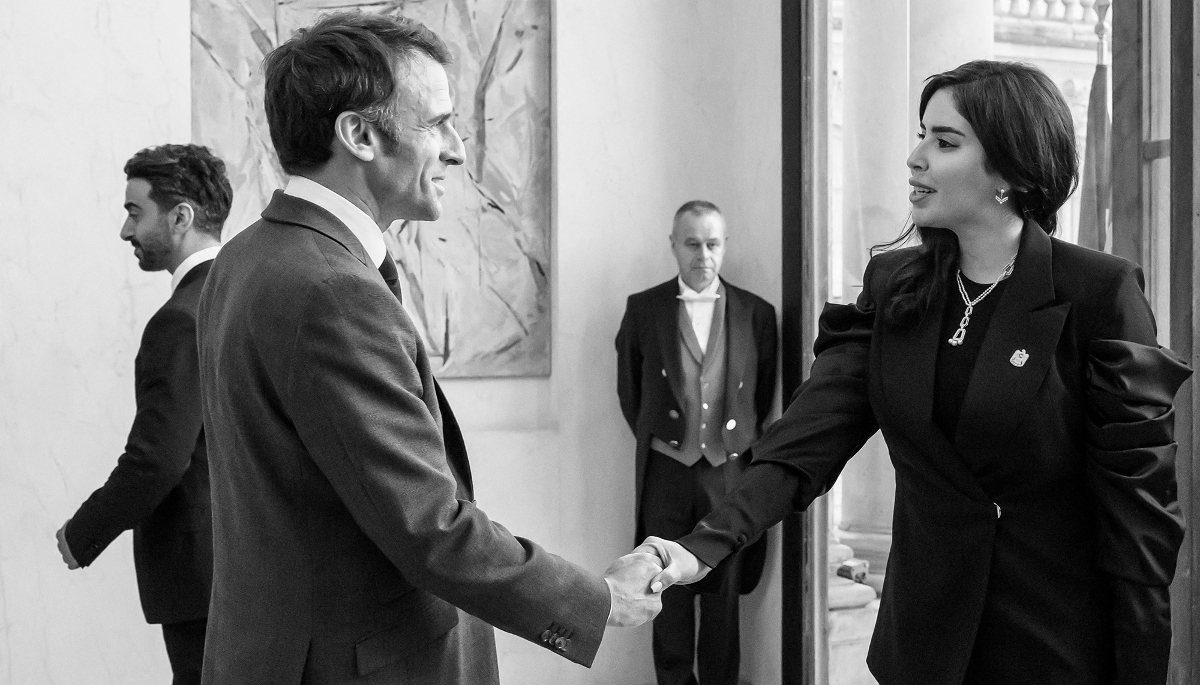 Hend al-Otaiba, dans le cadre de ses fonctions d'ambassadrice des Émirats arabes unis en France, et le président français Emmanuel Macron, le 11 mai 2023 à Paris.