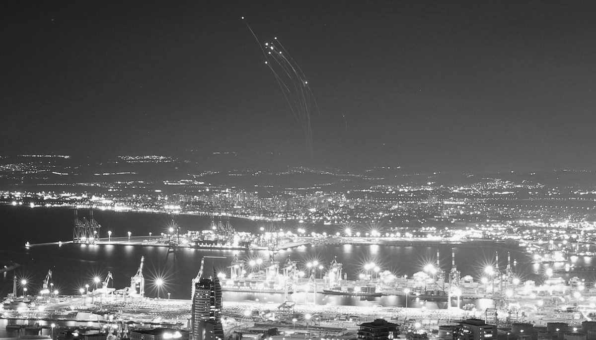 Un système anti-missile israélien ciblant des roquettes tirées depuis le Liban, vu depuis Haïfa, dans le nord d'Israël, le 24 septembre 2024. 