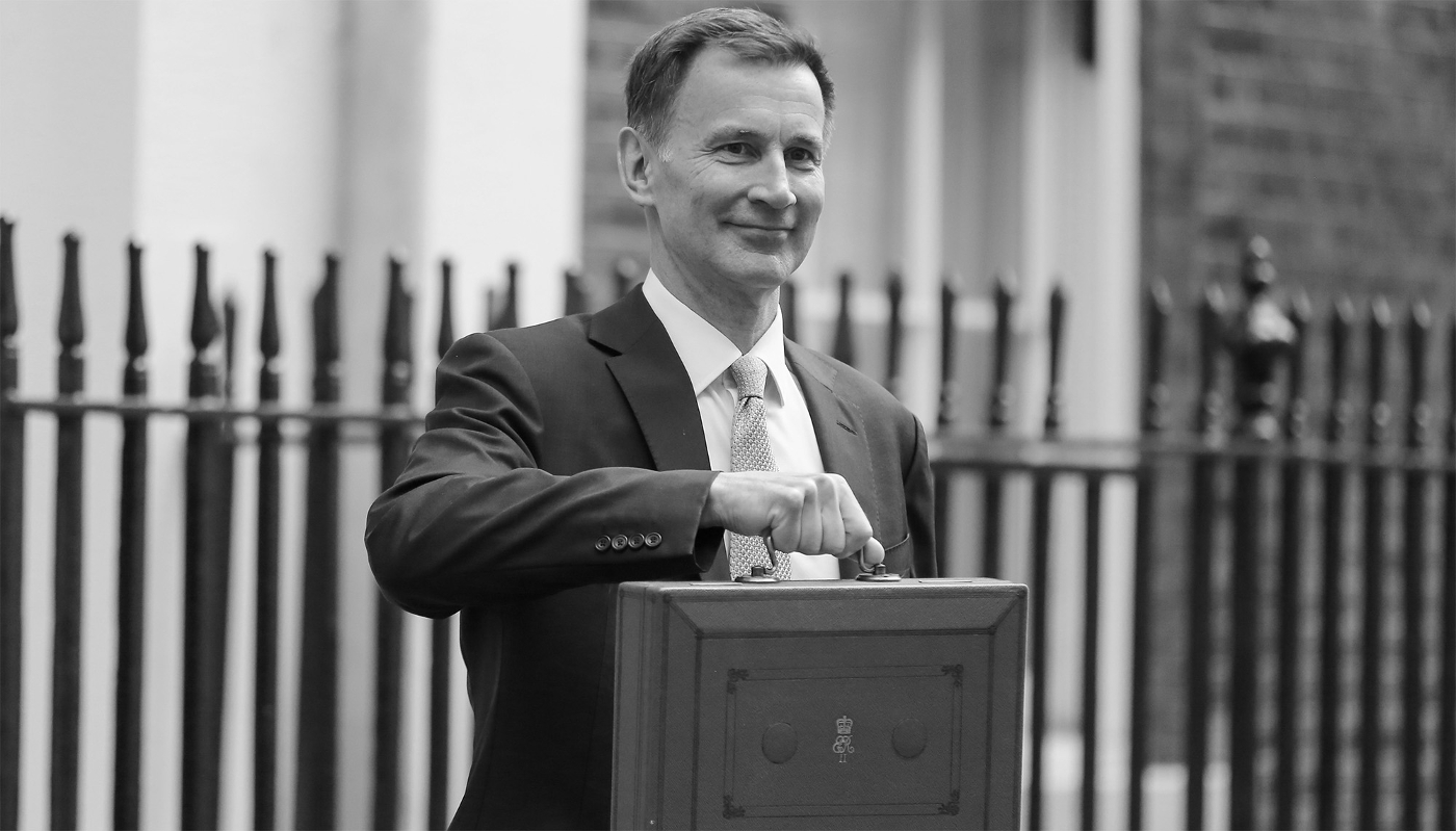 Le chancelier de l'Échiquier du Royaume-Uni, Jeremy Hunt, devant le 11 Downing Street avant la présentation de son budget au Parlement à Londres, le 6 mars 2024.