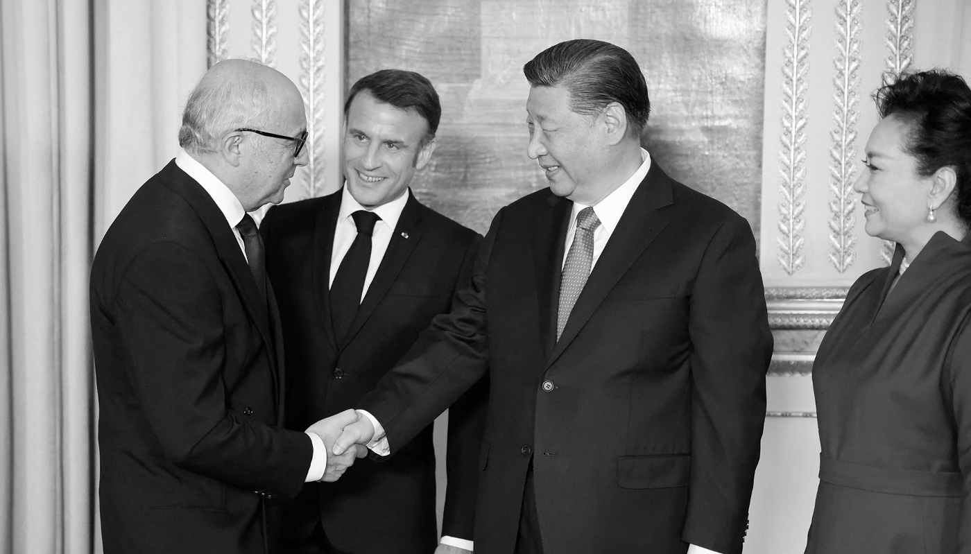 L'ex-premier ministre Laurent Fabius sert la main du président Xi Jinping à l'occasion du dîner officiel donné le 6 mai 2024 à l'Élysée durant la visite en France du chef de l'État chinois.