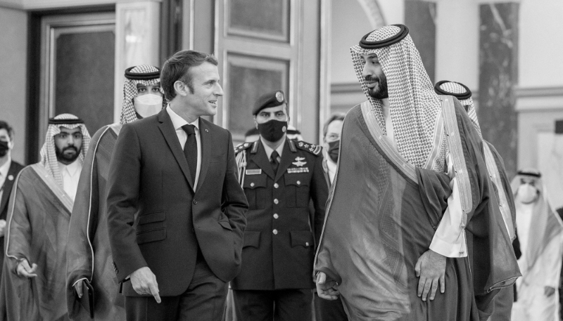 Le président français Emmanuel Macron et le prince héritier Mohammed bin Salman al-Saoud à Riyad, le 4 décembre 2021.