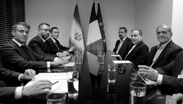 Emmanuel Macron (g.) et le président iranien Masoud Pezeshkian (d.) au siège des Nations unies à New York, le 24 septembre 2024.