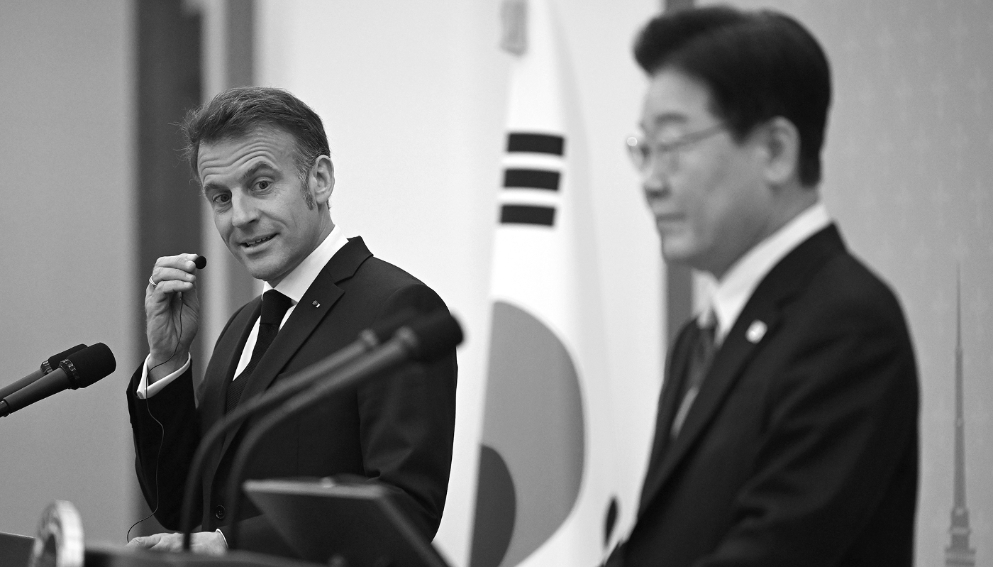 Le président français Emmanuel Macron (à gauche) écoute le président sud-coréen Lee Jae-myung lors d'une conférence de presse à Séoul, le 3 avril 2026.