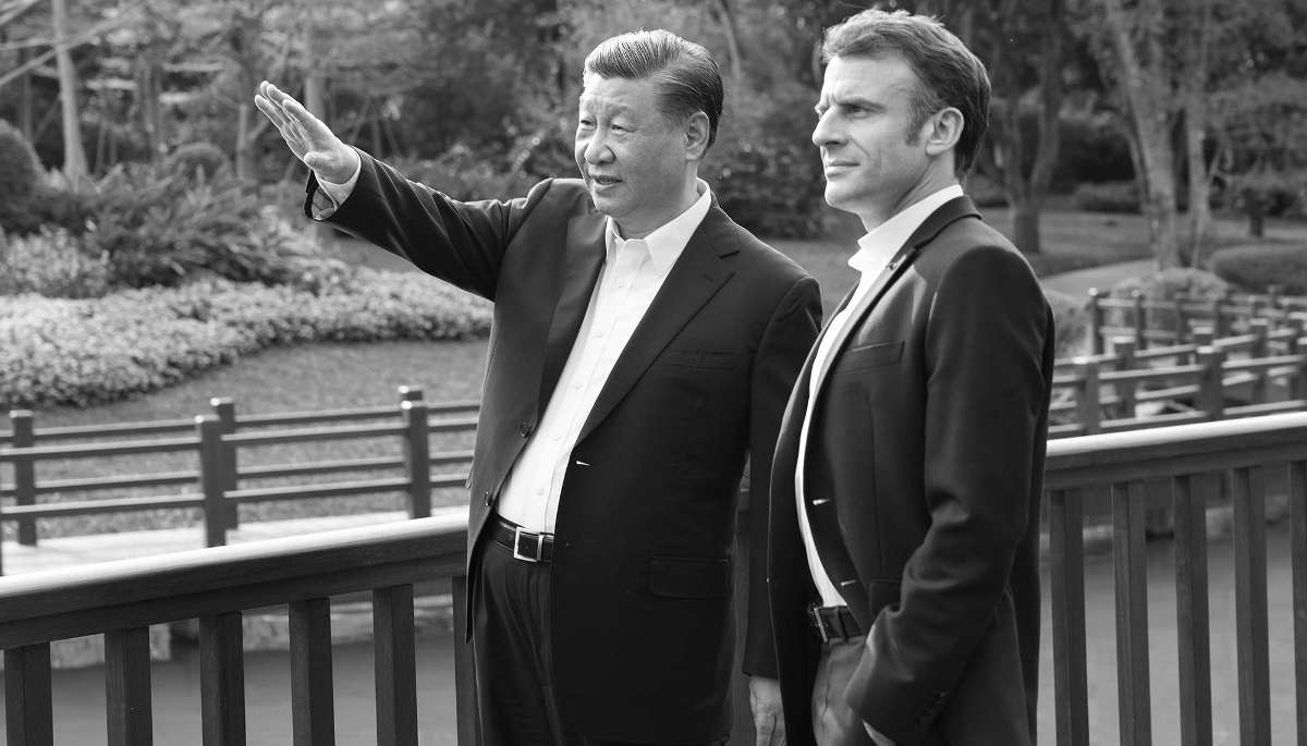 Le président chinois Xi Jinping et son homologue français Emmanuel Macron au Jardin des pins à Guangzhou, dans la province chinoise de Guangdong, le 7 avril 2023. 