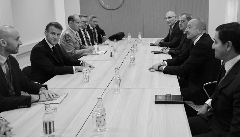 Le président français Emmanuel Macron et son homologue azerbaïdjanais Ilham Aliyev à Copenhague, le 2 octobre 2025.