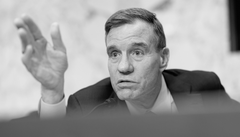 Le sénateur Mark Warner, président du Senate Select Committee on Intelligence, porte le projet de loi déposé le 16 mai pour faciliter les relations entre les services et le secteur privé.