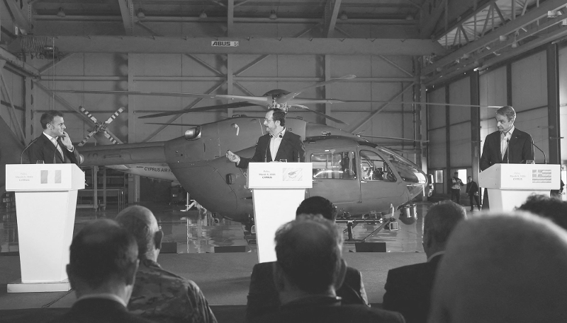 Le président français Emmanuel Macron (à gauche), son homologue chypriote Nikos Christodoulides (au centre) et le premier ministre grec Kyriakos Mitsotakis à l'aéroport militaire de Paphos, à Chypre, le 9 mars 2026.