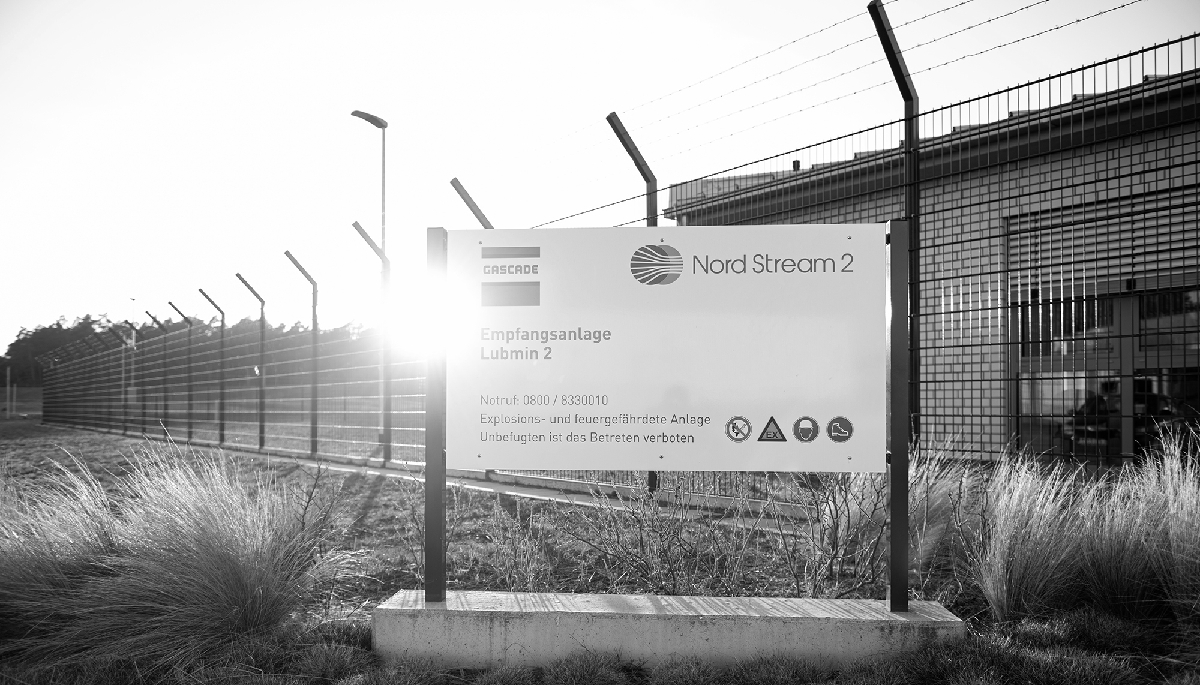 Le logo du gazoduc Nord Stream 2 de la mer Baltique sur un panneau à l'entrée de la station de réception du gaz à Lubmin (Allemagne). 