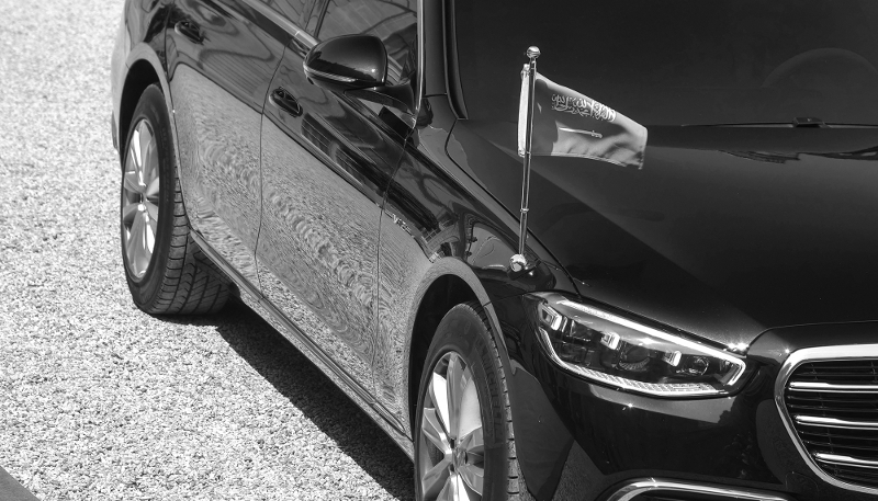 Voiture officielle de la délégation saoudienne dans la cour du palais de l'Élysée, Paris, le 16 juin 2023.