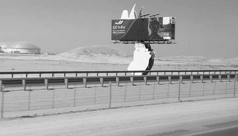 La campagne d'affichage orchestrée par Scopa Industries, le long de l'autoroute menant au salon saoudien de la défense World Defense Show, organisé à Riyad du 4 au 8 février.