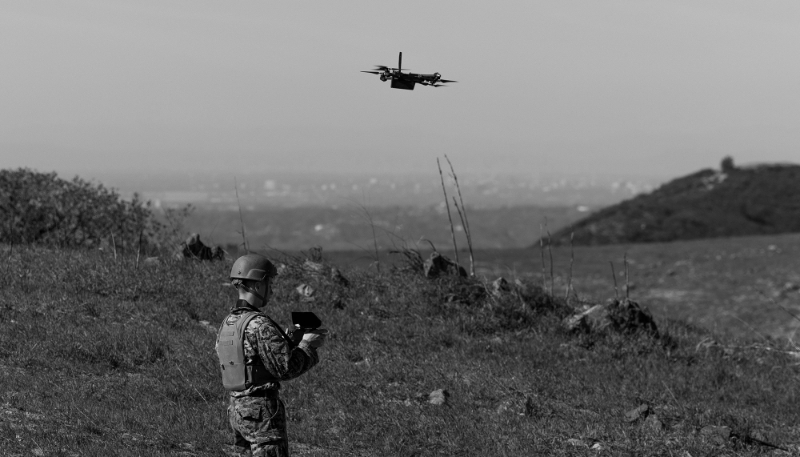 Un Marine lance un drone Skydio X2D, en Californie, le 7 février 2023.