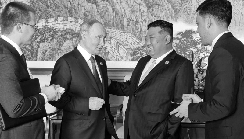Le président russe Vladimir Poutine aux côtés du dirigeant nord-coréen Kim Jong-un, le 3 septembre 2025 à Pékin.