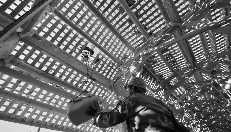 Des ouvriers restaurant le toit du pont Wan'an, un pont à arches en bois, dans le canton de Changqiao du comté de Pingnan, dans la province du Fujian (sud-est de la Chine), le 29 novembre 2023. Les pratiques traditionnelles de construction des ponts en arc en bois sont l'un des trois éléments de la culture chinoise ajoutés par l'Unesco à sa liste représentative du patrimoine culturel immatériel de l'humanité en décembre 2024.