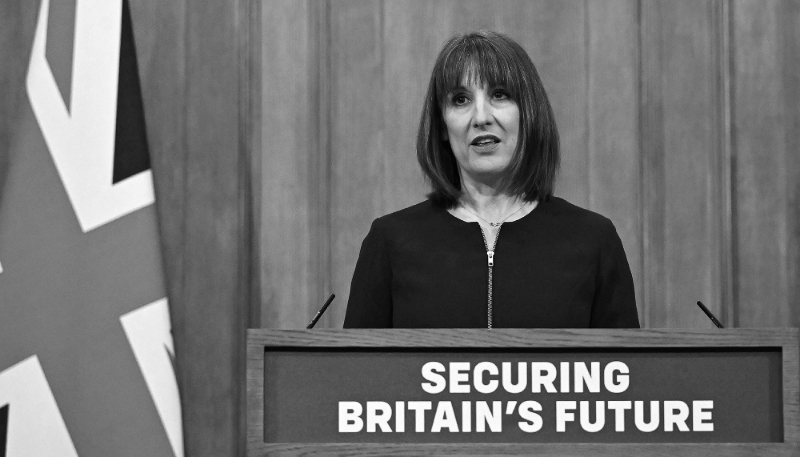 La chancelière de l'Échiquier britannique, Rachel Reeves, lors d'une conférence de presse dans la salle de briefing de Downing Street, le 26 mars 2025.