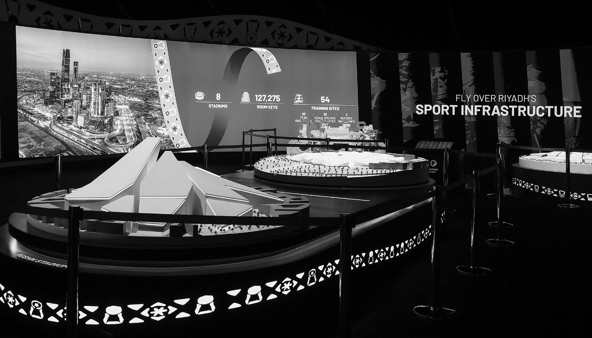 Vue des maquettes de stades présentées dans le cadre de l'exposition consacrée à la candidature de l'Arabie saoudite à l'organisation de la Coupe du monde de football de la FIFA 2034, à Riyad, le 30 octobre 2024.
