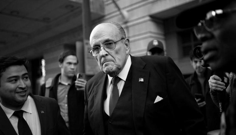 L'ancien maire de New York, Rudy Giuliani, devant le palais de justice du district de Washington, États-Unis, le 15 décembre 2023.