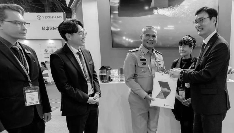 L'amiral thaïlandais Pairote Fuangchan rencontre les représentants de Hyundai Heavy Industries lors du salon Defence & Security à Bankgog, en novembre 2025, en présence de Walaiporn Dechapongphan.
