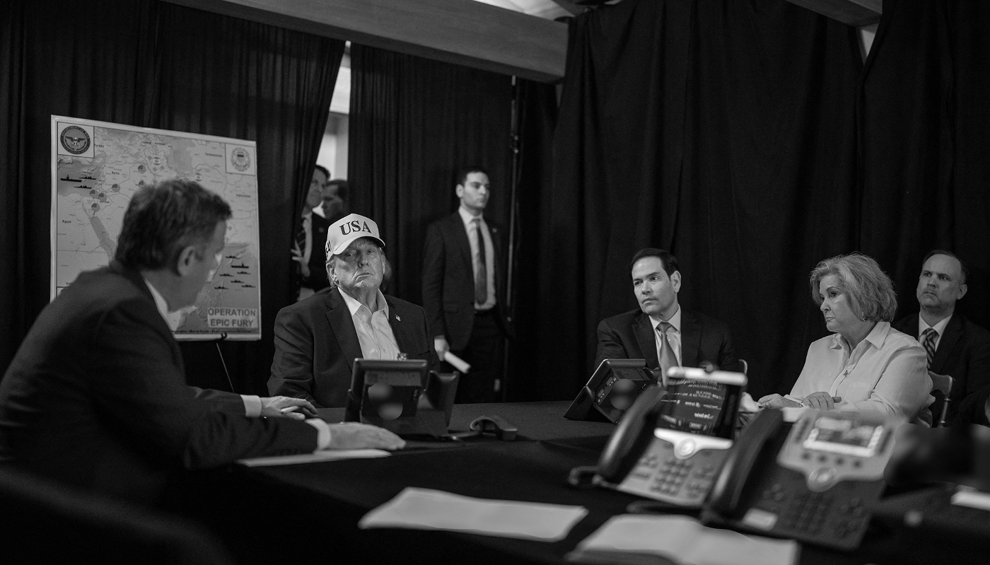 Le président américain Donald Trump dans son 'sensitive compartmented information facility' à Mar-a-Lago, le 28 février 2026. À sa droite, le patron de la CIA, John Ratcliffe.