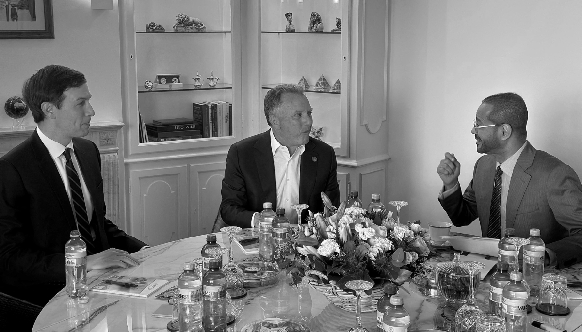 Le gendre de Donald Trump, Jared Kushner, l'envoyé spécial américain Steve Witkoff, et le ministre des affaires étrangères d'Oman, Sayyid Badr bin Hamad al-Busaidi, à Genève, en Suisse, le 17 février.