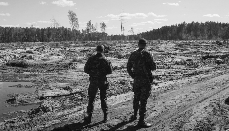 Des troupes du ministère ukrainien de l'intérieur sur le site d'une mine d'ambre illicite dans la région de Rivne, le 21 avril 2016.