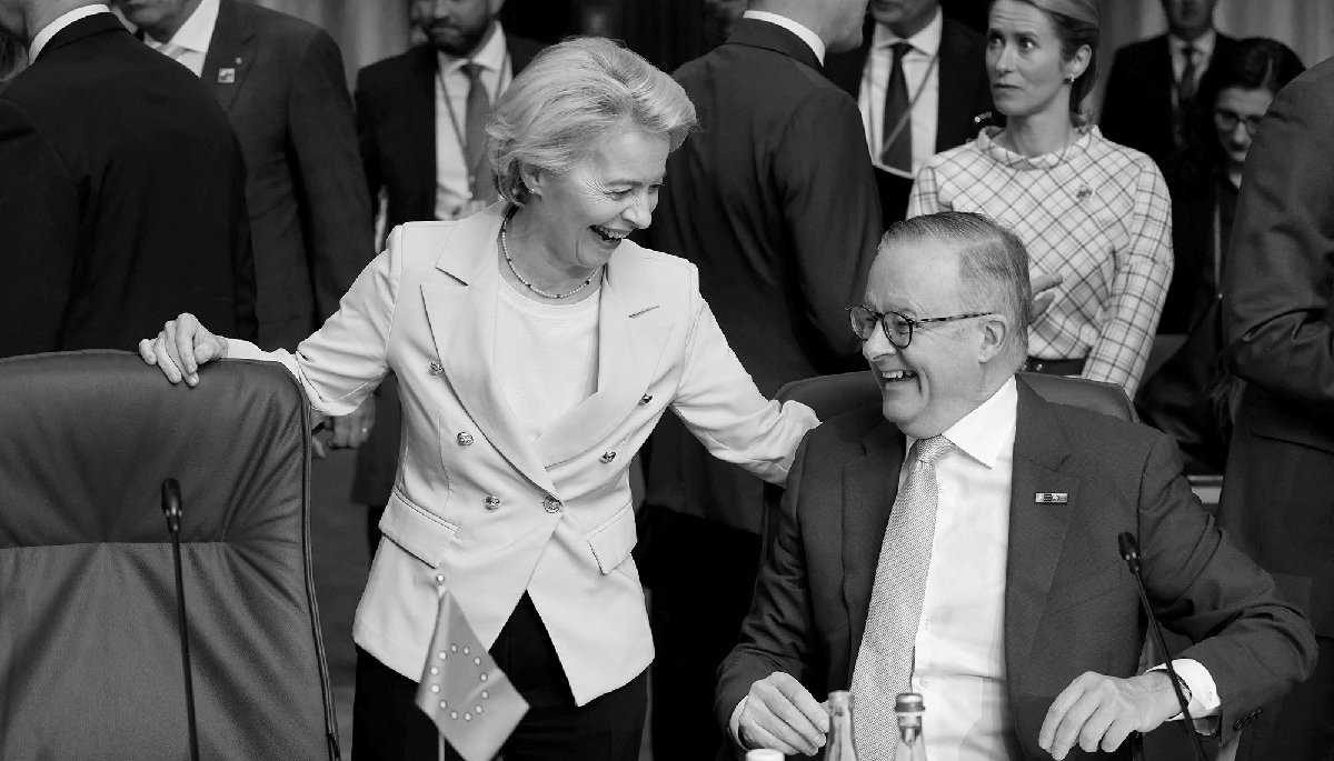 La présidente de la Commission européenne, Ursula von der Leyen, et le premier ministre australien, Anthony Albanese, lors d'une réunion avec les partenaires indo-pacifiques de l'OTAN pendant le sommet de l'OTAN à Vilnius, le 12 juillet 2023.