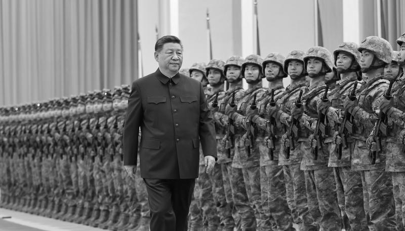 Le président chinois Xi Jinping passe en revue les troupes lors de son inspection de la garnison de l'Armée populaire de libération (APL) chinoise stationnée dans la Région administrative spéciale de Macao, dans le sud de la Chine, le 20 décembre 2024.