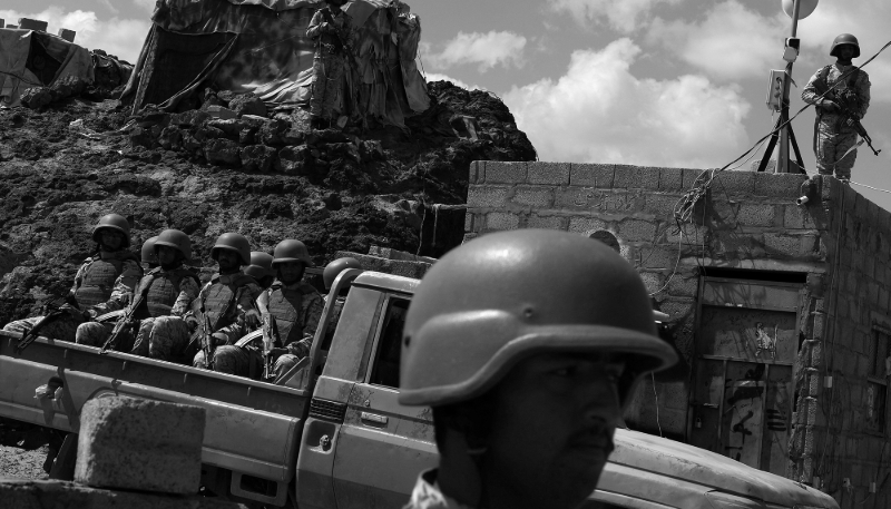 Des soldats de l'armée régulière yéménite à Marib, près de la ligne de front.