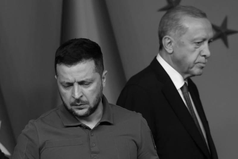 Le président turc Recep Tayyip Erdogan (à droite) et son homologue ukrainien Volodymyr Zelensky à Istanbul, Turquie, le 7 juillet 2023.