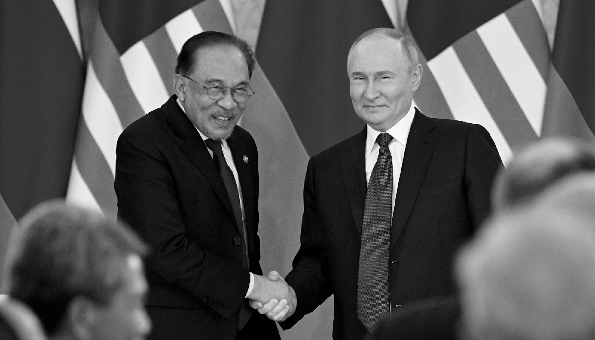 Le président russe Vladimir Poutine (à droite) et le premier ministre malaisien Anwar Ibrahim à Moscou, le 14 mai 2025.