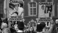 Des manifestants anti-monarchie brandissant des pancartes à l'effigie d'Andrew Mountbatten-Windsor à Londres, le 9 mars 2026. 