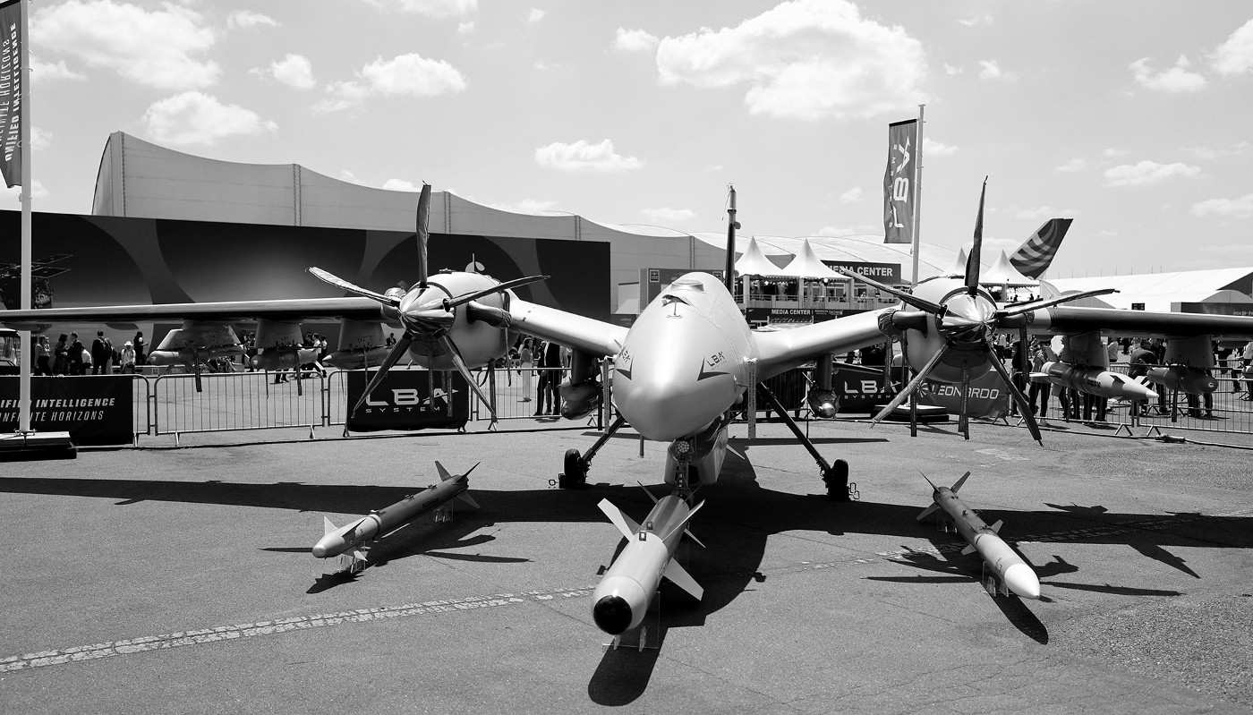 Un exemplaire du drone Bayraktar Akinci, développé par le fabricant turc Baykar, présenté au 55e Salon international de l'aéronautique et de l'espace au Bourget, le 16 juin 2025.