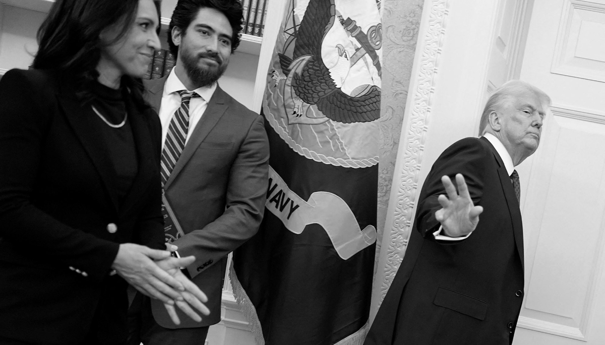 Tulsi Gabbard (à gacuhe) et Donald Trump.