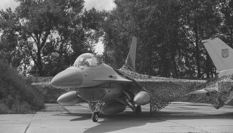 Des avions de combat F-16 des forces aériennes ukrainiennes dans un lieu tenu secret, en Ukraine, le 4 août 2024. 
