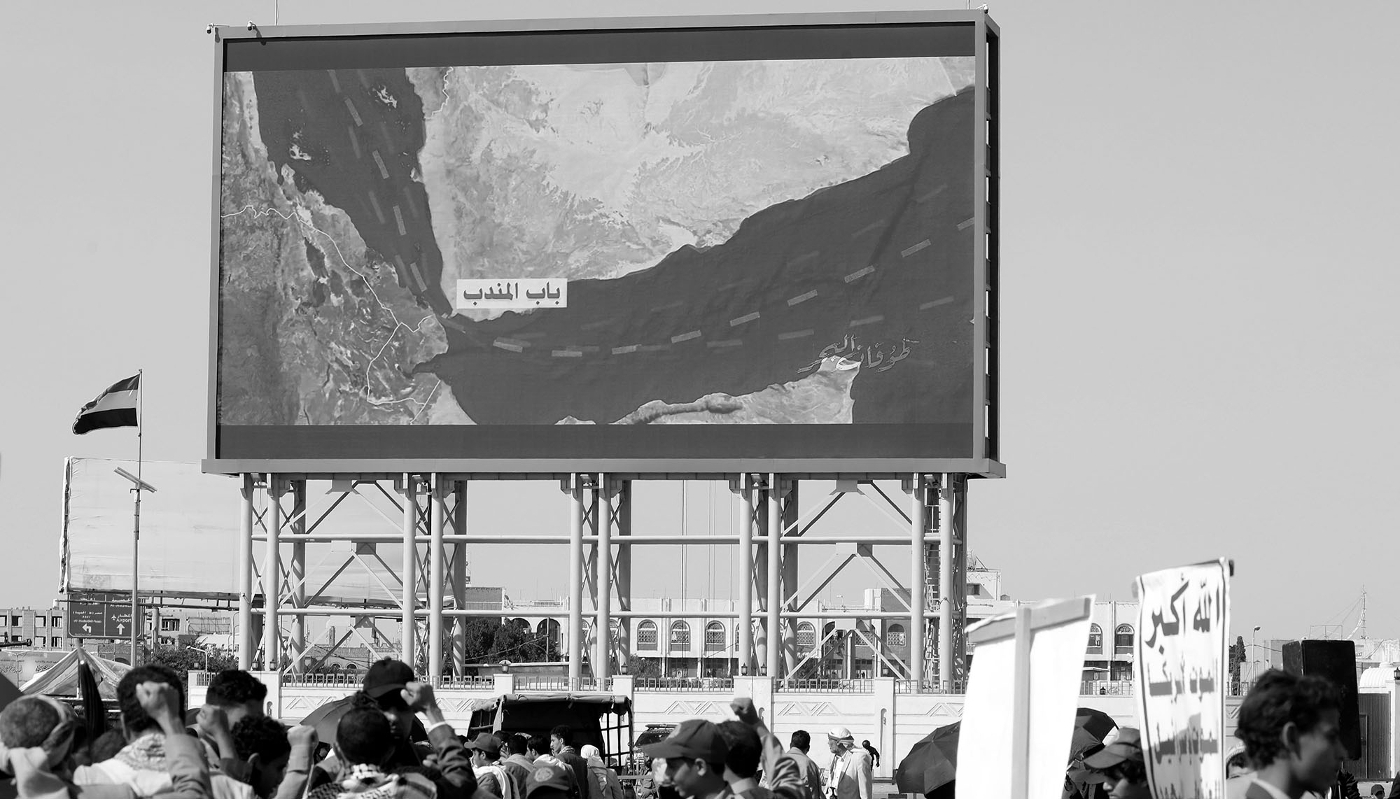 Des partisans houthis se rassemblent devant un panneau  numérique présentant une carte du détroit de Bab al-Mandab, qui relie le golfe d'Aden et la mer Rouge, lors d'une manifestation contre Israël, à Sanaa, au Yémen, le 3 octobre 2025.