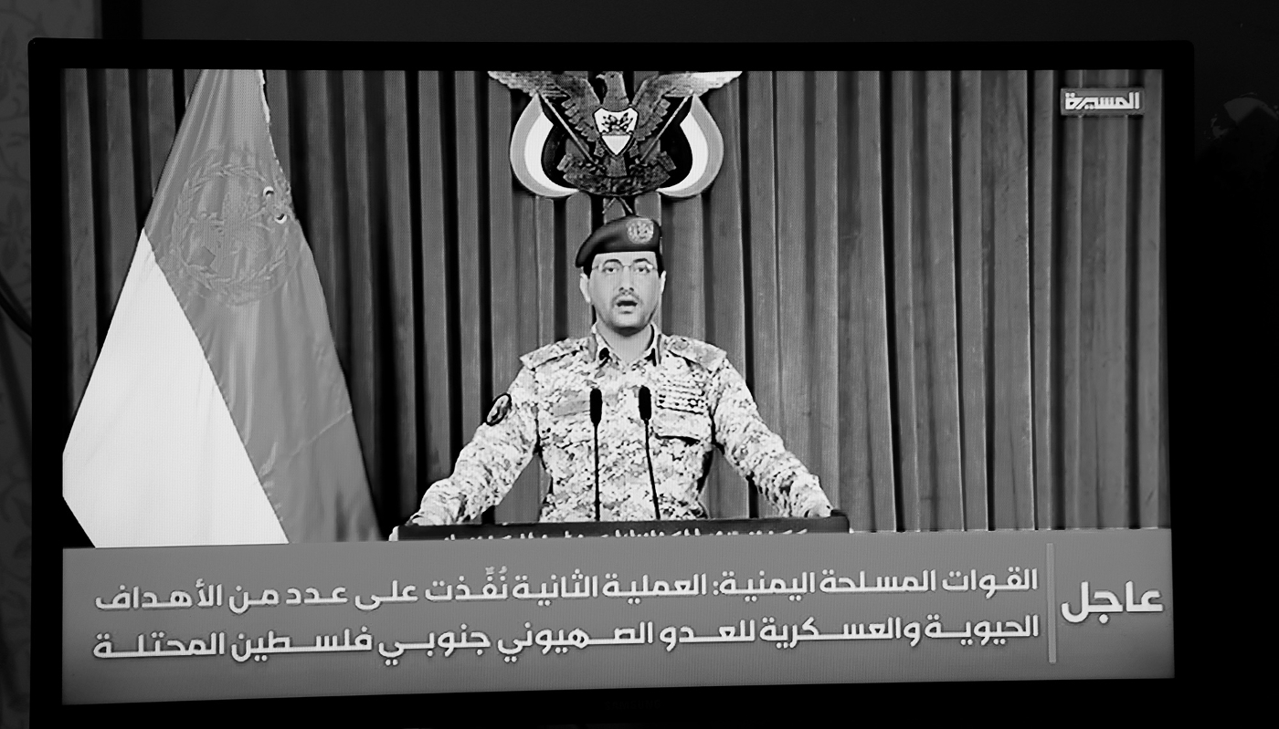 Yahya Sarea, porte-parole militaire des Houthis, annonce une nouvelle attaque contre Israël lors d'une déclaration télévisée, à Sanaa, au Yémen, le 28 mars 2026.